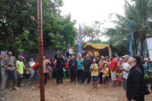 Bupati Banyumas Antusias melihat Kemeriahan Lomba Panjat Pinang dalam Rangkaian Acara Kampung KB Desa Wlahar Wetan