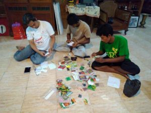 Rumah Ndalem Kraton Ngiyom, Sedang Memilah Bibit Bunga Pemberian Kraton Ngiyom